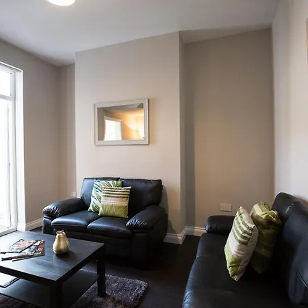 Large House With Wifi Near Amenities/Travel Links شقة