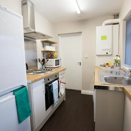 Large House With Wifi Near Amenities/Travel Links شقة *